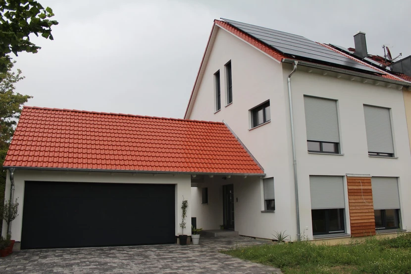 Zufahrt und Garage